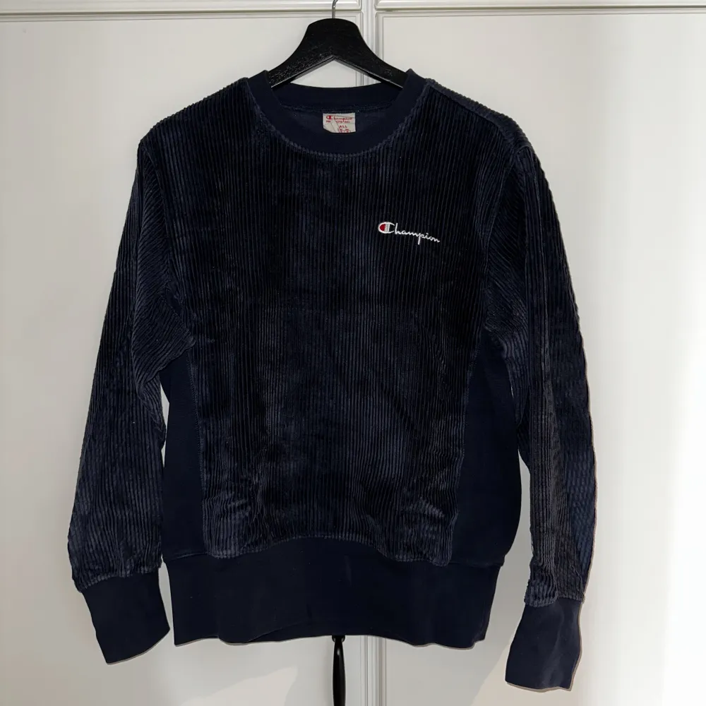 Champion reverse weave i storlek S. Passar både killar & tjejer Köpt på Urban Outfitters för 1299kr. Tröjor & Koftor.