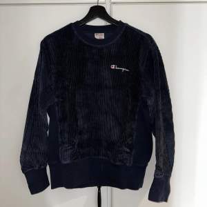 Champion reverse weave i storlek S. Passar både killar & tjejer Köpt på Urban Outfitters för 1299kr