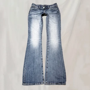 Crockerjeans - Midja: 72 innerbenslängd: 81 Jeans från crocker i storlek w28. Skulle säga att de sitter low/midwaist och ganska rakt/lite bootcut. Lite nötningar på baksida fotändar men överlag fint skick🤍