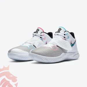Basketskor - Ett par Kyrie Flytrap III i färgen South Beach som jag växt ut 🌊 Nypriset är 1500kr. Strl 41. Jättebra basketskor som är använda men inte har några defekter. Smidiga skor som passar superbra för pointguards🙏Hör av er för mer detaljer! Pris kan diskuteras☺️