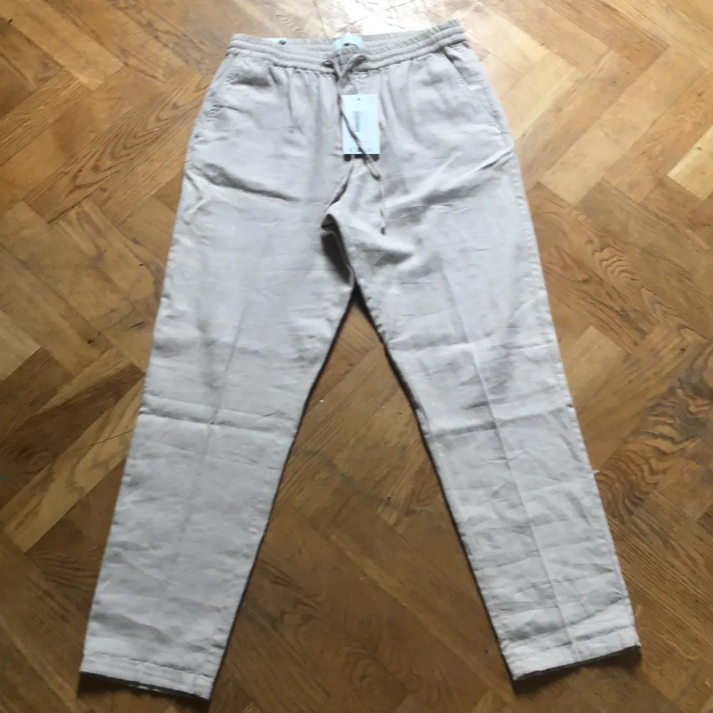 Helt nya linnebyxor på herravdelningen  Köpta för 999 kr  Jättefina. Jeans & Byxor.