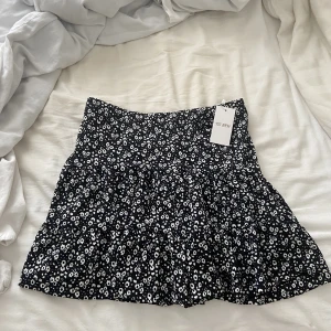 Sommar kjol - Säljer denna jätte fina sommarkjolen. Köpte den för ett år sedan då den varit för stor och inte kommit till användning. Nyskick och aldrig använd med prislappen kvar. Ord pris 100