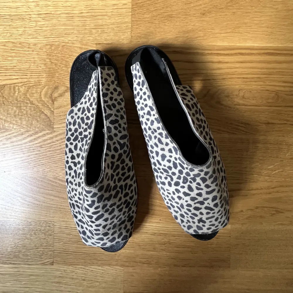 Slingback sandaler i leopardmönstrat skinn. Resår bakom hälen. Kanske 80/90-tal. Rymliga, för bredare fötter.. Skor.