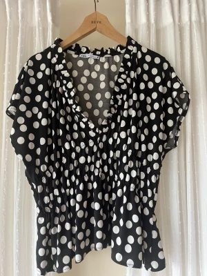 Zara blus/topp - Prickig med resor i midjan
