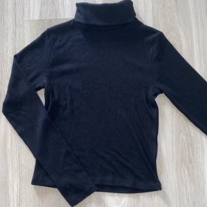 Svart topp - Svart ribbad topp, oanvänd! Priset kan diskuteras!