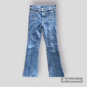Retro Wrangler-jeans - Mörkblå jeans från Wrangler som är mid-waist. Fickor på framsidan, gott skick. Bootcutmodell, midjemått: 68-72 (stretch) Passar inte mig, därav inga bilder på. 