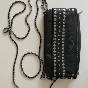 Zadig väska - Säljer en Zadigväska med nitar i fint skick. Det går att vika in nitarna så den blir helt svart. Orginalpris 3000 kr💕 