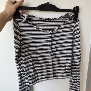 Söt randig topp - Fin randig topp med knappar. Storlek XXS, kort. Fint skick. 