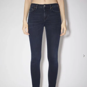 Acne Jeans - I princip helt nya Acne Studios jeans, använda ett fåtal gånger. Storlek 25/32.   Nypris 2500kr, mitt pris 2000kr.   Betalning via swish. Finns i Borås, kan skickas mot fraktkostnad.  