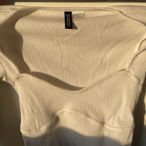 Vit tröja  - Vit kroppad tröja från HM, Fint skick.  Storlek XS, säljs då för liten. 