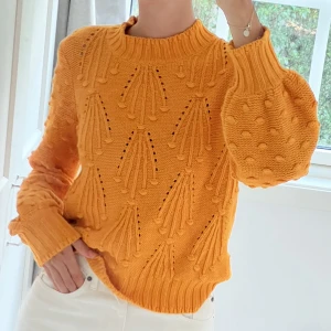 Stickad tröja  - Super härligt lrange stickad tröja ifrån Second Female. Använd väldigt lite så är i bra skick! 