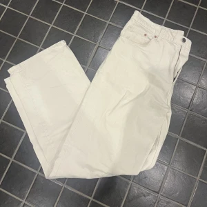 DrDenim Jeans modell Omar  - Säljer mina Omar jeans av DrDenim för ett lågt pris. Jeansen har inte använts mycket då de inte passar mig.   Super snygga jeans till både tjej och kille.  