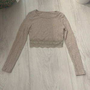 Långärmad tröja  - Långärmad tröja med spets längst ner från SHEIN, använd 1 gång 