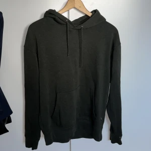 mörkgrön jack &jones hoodir - mörkgrön hoodie i storlek S, bra skick bara använd några gånger