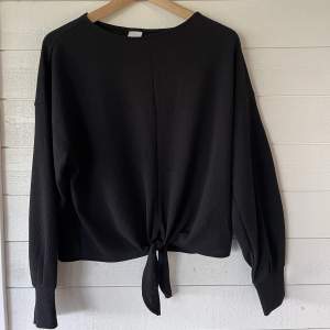Säljer denna svarta tröja från h&m i nyskick! Säljer prågrund av för liten storlek✨