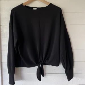 Tröja  - Säljer denna svarta tröja från h&m i nyskick! Säljer prågrund av för liten storlek✨