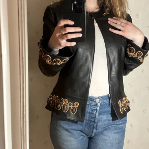 Läderjacka Marianne Vanderwilt - Dundercool jacka i äkta läder med pärlor 🔥 Det är ett designerplagg från Marianne Vanderwilt ⚡️Passar bra på mig som är 168cm lång. Storlek Medium 🌹 Väldigt sparsamt använd 🧚‍♀️🍒✨