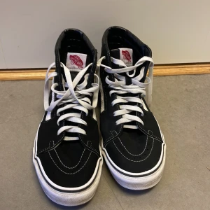 Svarta höga vans - Svarta höga vans i storlek 43. Nytvättade och i nästan nyskick.