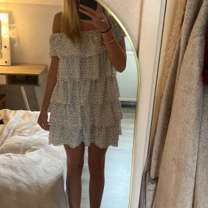 Zara klänning - Jätte fin zara klänning som är använd en gång då jag inte tyckte den passa mig. Köpte här på plick. Inga defekter! Storlek M men passar XS/S