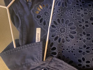 Ganni klänning  - Jättefin Ganni klänning med broderier👍 för fin scrunsh i midjan