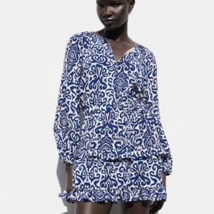 Klänning  - Säljer min klänning från zara för den inte kommer till användning. Den är enbart testad. Den är i storlek M men skulle säga att den är som en xs/s.