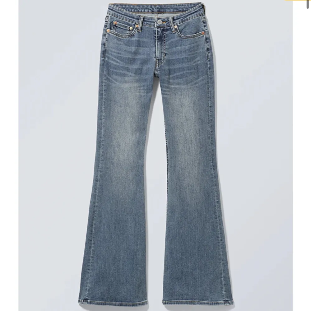 Säljer dessa jättefina flared jeans! Dom sitter fint på men lite för långa för mig som e 155. Low waist. Dom e använt 2-3 ggr och e i jättebra skick! Köpt för 600 från weekday 💕. Jeans & Byxor.