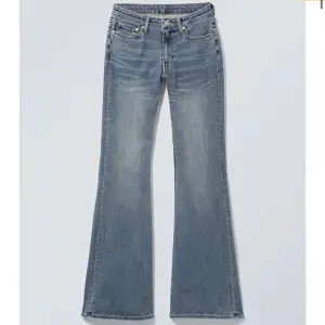 Säljer dessa jättefina flared jeans! Dom sitter fint på men lite för långa för mig som e 155. Low waist. Dom e använt 2-3 ggr och e i jättebra skick! Köpt för 600 från weekday 💕