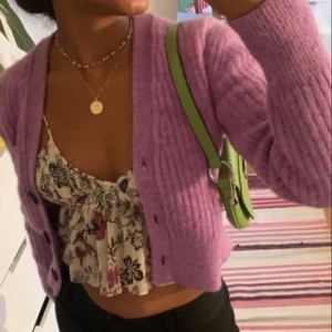 Kofta  - Säljer denna så söta kofta från &otherstories som är slutsåld och köpt för 850 🪩Pris kan diskuteras vid snabb affär 🪽I fint skick ⭐️