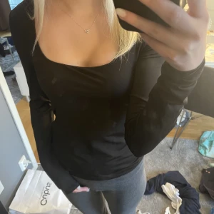 Svart urringad tröja  - Säljer denna jättefina svarta urringade tröjan från vero Moda som man även kan ha bak och fram💓