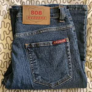 Säljer dessa lågmijade jeans då dom är för små på mig . Är i ett super bra skick då jag bara använt dom två gånger 🤙🤙🤙👍👍👍 Skriv gärna om ni vill hs fler bilder på byxorma!!!!! 👍🤞🤙🤙🤙 JA DET ÄR JAG I SISTA BILDEN 😜😜