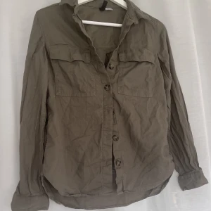 Skjorta - Dröm skjortan i perfekta färgen, funkar även som en lättare jacka!