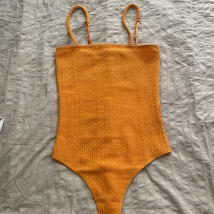 Orange linne - Fint orange linne funkar som body, perfekt för sommaren. Köpt från bikbok. 