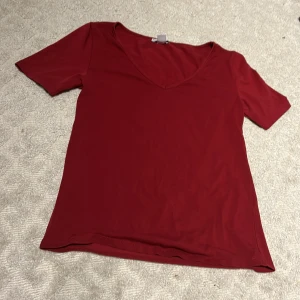 Röd t-shirt  - Säljer tyvärr den här jätte fina mörkröda tröjan från new yourker, köpt för länge sedan men inte alls använd många gånger. Storlek M men passar S också, hör av dig om du har några frågor💕