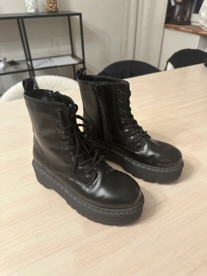 Kängor  - Svarta kängor med dragkedja och snörning. Använda fåtal gånger, men finns små revor (se bild)  Storlek 36