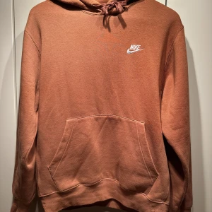 Tröja Nike  - Hoodie från Nike i storlek S  Färgen är rostbrunaktig, riktigt snygg  Finns inga fläckar eller så på den 