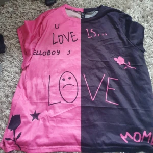 Lil peep dupe - Säljer en jättensygg lil peep dupe köpt på Shein🥰säljer då jag inte lyssnar på sån musik längre 😥 Super bra skick, endast använd 2-3 ggr🥰 St 2Xl, men jag som har Xs-S tycker den sitter bra, då de blir mer som en oversized tröja🥰