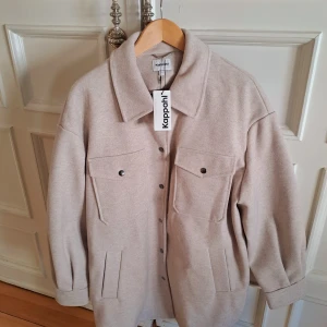 Jacka i filttyg oanvänd - Jacka i "filttyg" från Kapp Ahl helt oanvänd. Djur och rökfritt hem. Storlek L.