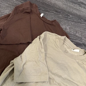 Tshirts - Två tshirts, bruna från Nelly och beiga från Ginatricot, båda för 60 eller 30kr för en, storlek S men oversize båda två