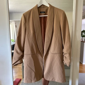 Kavaj  - Kavaj från boohoo, använd en gång. Snygga detaljer som håller örnarna uppe. 