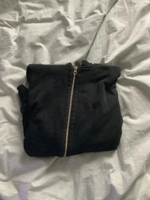 Svart zip hoodie - Zip hoodie från hm
