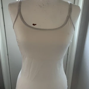 Söt topp från Stockholm. - Basic topp från märket Stockholm. Aldrig använd.