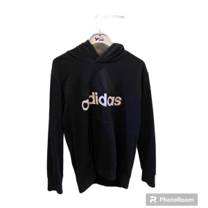 Adidas hoodie - Svart emo adidas hoodie, väl använd men inga tydliga brister, slutat använda hoodies som inte är zip så säljer