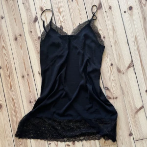 Spetsklänning - En mkt söt klänning som är för kort för mig :/ spets nedtill och upptill, från h&m, köpt 2hand 