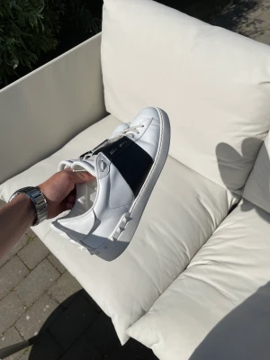 Valentino open skor - Hej, säljer nu ett par sjukt stilrena valentino opens. Skicket är på topp, lätt 9/10. Sizen är 41🥰endast skorna tillkommer vid köp.  Pris går att diskutera!! Vid frågor och funderingar är det bara att ta kontakt med mig :)🥰