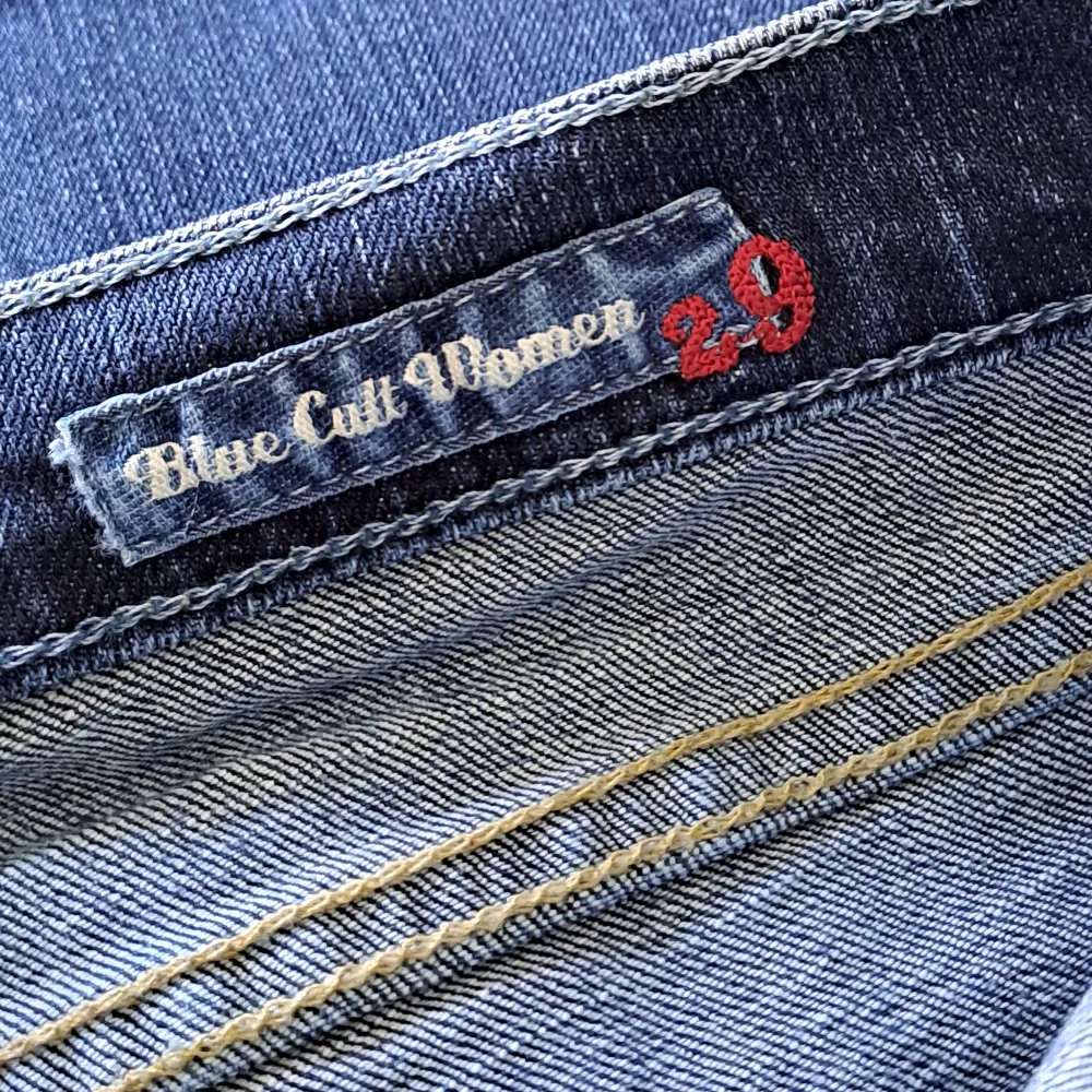 Säljer dessa supersnygga jeans från Blue Cult Women (storlek 29) i jättefint skick💙🫶 Jeansen är lågmidjade i bootcut-modell och har jättesnygga fickor framtill och fina detaljer🪼 De har inga fickor baktill, vilket ger till stilen🫶 Använd gärna köp nu😊💕. Jeans & Byxor.