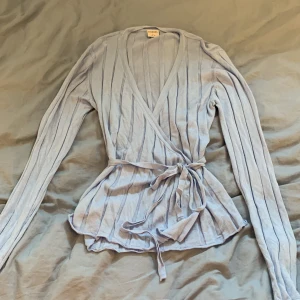 Ribbad omlotttröja - Blå ribbad omlotttopp - Endast testad - Nyskick