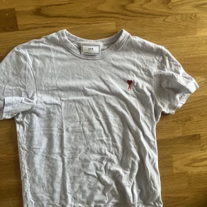 Ami T-shirt  - Ami T shirt pastellila  Size Small Skick 8/10 Nypris 699kr
