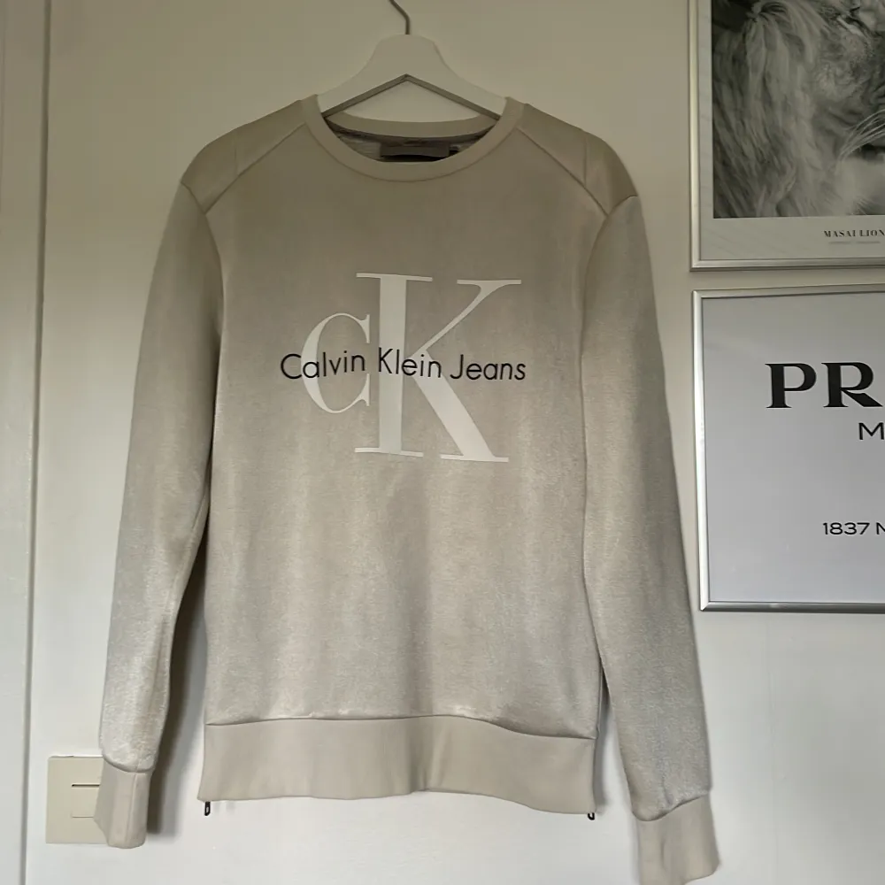 En Calvin Klein tröja i Polyester! Den har även 2 mindre kedjor vid båda sidorna! Size - Small. Tröjor & Koftor.
