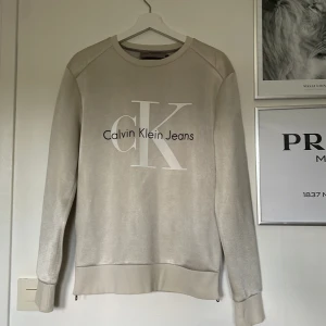 Calvin Klein Tröja! - En Calvin Klein tröja i Polyester! Den har även 2 mindre kedjor vid båda sidorna! Size - Small