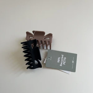 Klämmor  - Två fina klämmor som är oanvända, prislappen sitter kvar